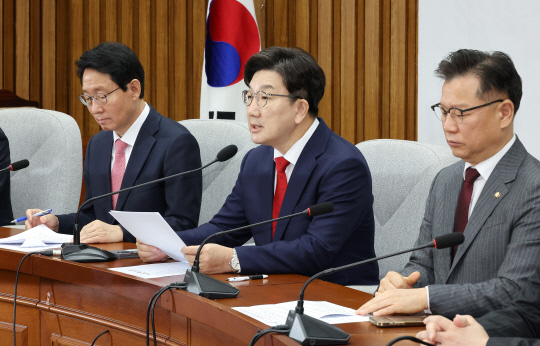 권성동(가운데) 국민의힘 원내대표가 1일 국회에서 열린 원내대책회의에서 발언하고 있다. [연합뉴스]